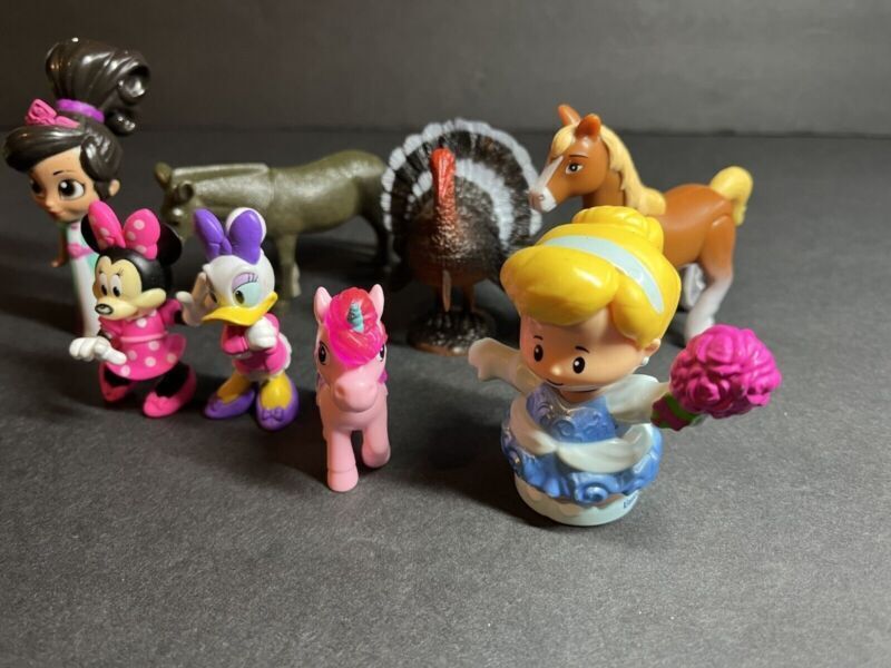 Mixed Lot of 8 Assorted Animated Movies Characters Action Figure Toys